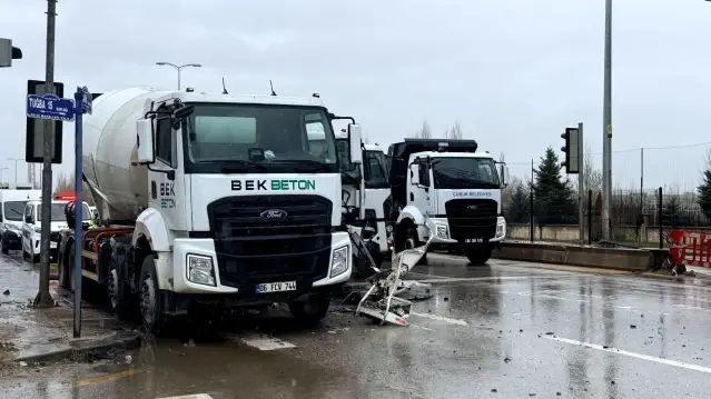 Çubuk'ta Üç Beton Mikseri Kırmızı Işıkta Çarpıştı, 1 Yaralı