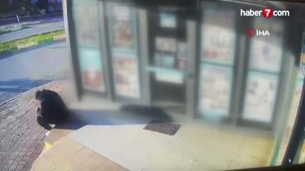 Antalya'da Zincir Market Önünde Kaza: Çalışan Aracın Altında Kalmaktan Son Anda Kurtuldu