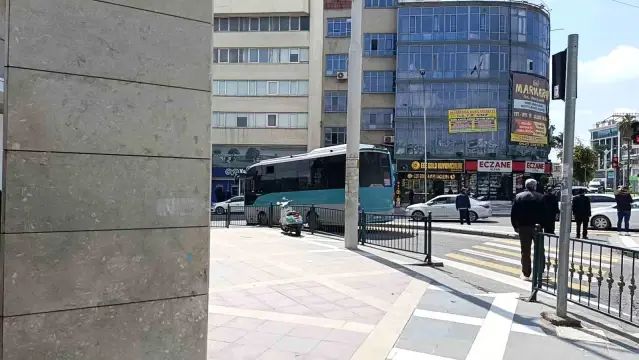 Şanlıurfa Haliliye'de Yaya Geçidinde Otobüsün Çarptığı Kişi Yaralandı