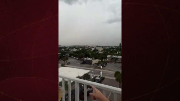 Florida'da Yıldırımın Balkona Yakın Düşüşü Korku Anları Yaşattı