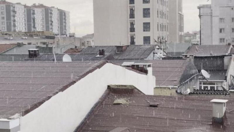 İstanbul'da Ani Dolu Yağışı Şaşırttı, Bazı Bölgeler Beyaza Büründü