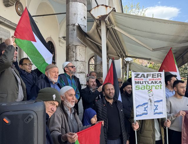İzmir’de Mescid-i Aksa’nın Kapatılmasına ve İsrail Saldırılarına Protesto