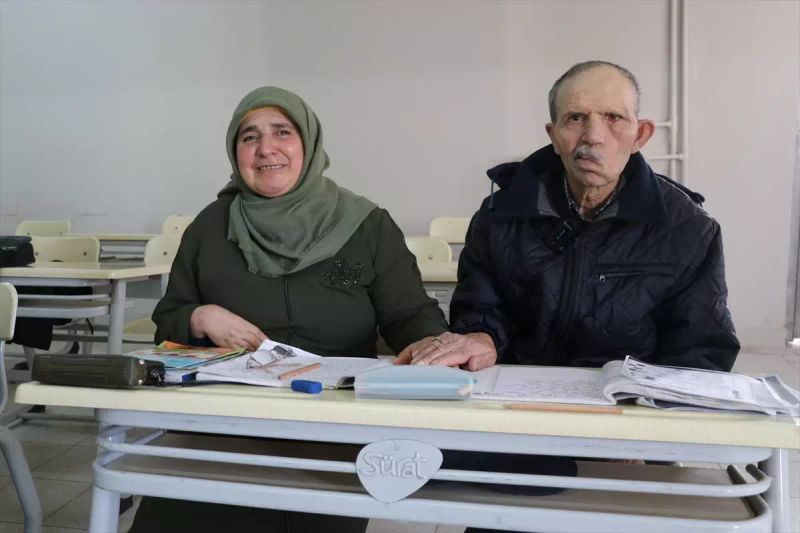 Amasya'da 30 Yıllık Çift Okuma Yazma Kursunda Birlikte Eğitim Alıyor