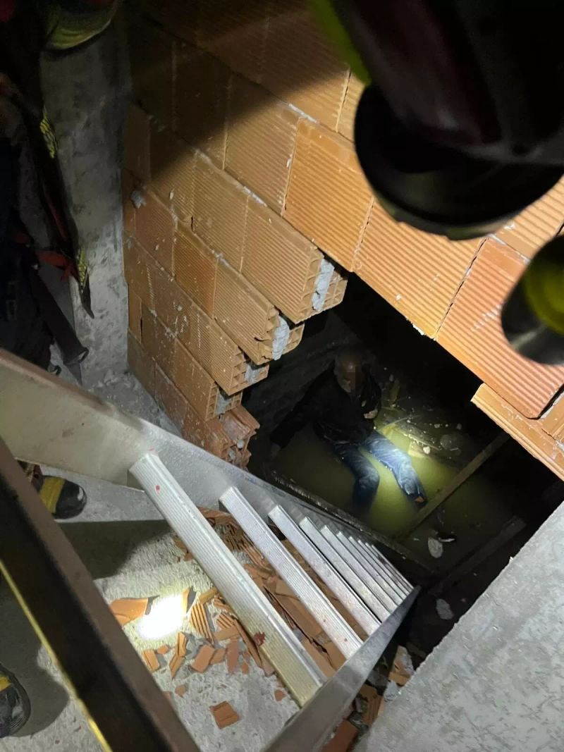 Balıkesir'de Asansör Boşluğuna Düşen Kişi Güvenli Bir Şekilde Kurtarıldı