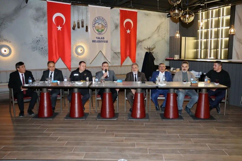 Talas Belediye Başkanı Yalçın, Muhtarlarla Düzenli Toplantıda Buluştu