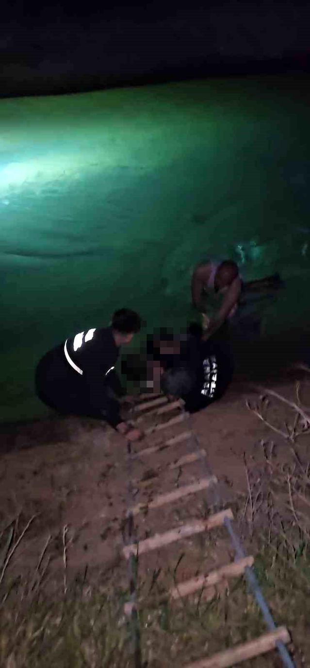 Adana'da Kontrolden Çıkan Otomobil Sulama Kanalına Düştü, Sürücü Hayatını Kaybetti