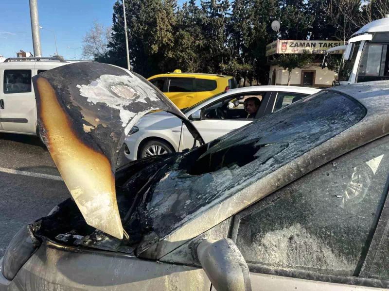 Antalya'da Seyir Halindeki Otomobilde Çıkan Yangın Aracı Kullanılamaz Hale Getirdi