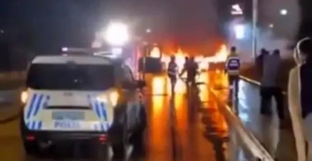 Gaziantep'te İki Otomobil Çarpıştı, Yangın Çıktı