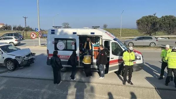 Çanakkale'de Minibüs ile Otomobil Çarpıştı: 8 Kişi Yaralandı