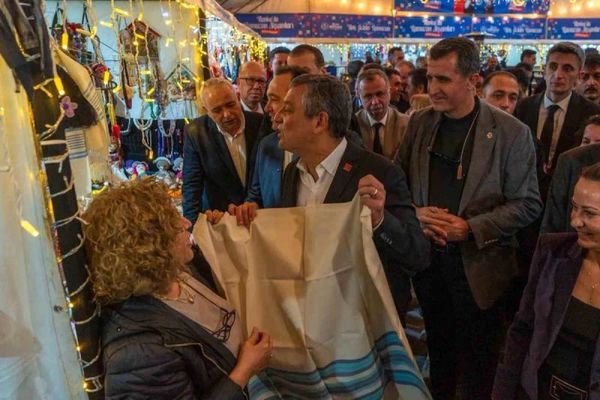 CHP Genel Başkanı Özel, Manisa'daki iftarda merhum belediye başkanlarını andı