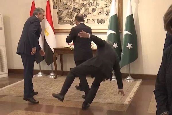 İslamabad'daki Kritik Zirvede Pakistan Dışişleri Bakanı Muhammed İshak Dar Yere Düştü