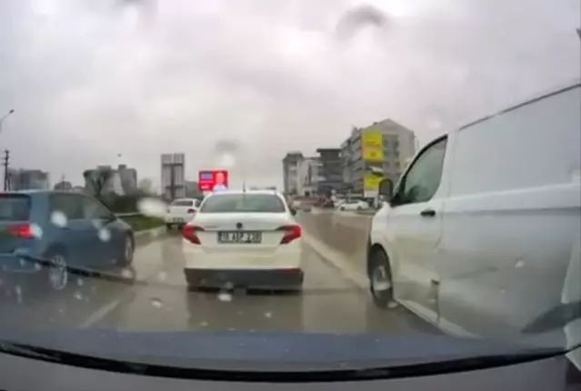 Bursa'da Trafikte Yol Verme Tartışması Şiddete Dönüştü