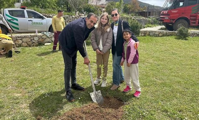 Datça'da Öğrenciler ÇEDES Projesi Kapsamında Fidan Dikti