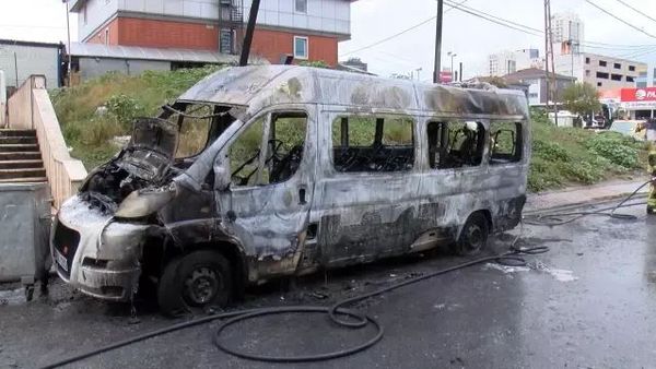 Ümraniye'de Servis Minibüsünde Çıkan Yangın Korkuttu