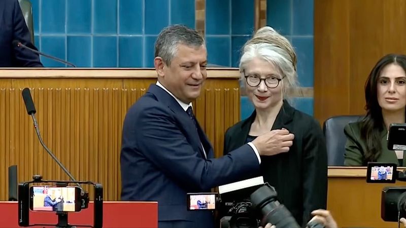 Emine Ülker Tarhan 11 Yıl Sonra CHP'ye Dönerek Destek Verdi