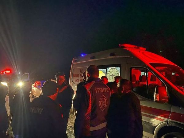 Şuhut'ta Çayda Mahsur Kalan Hafif Ticari Araç Sürücüsü AFAD Tarafından Kurtarıldı