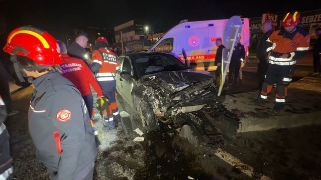 Avcılar'da Kafa Kafaya Çarpışma: 4 Kişi Yaralandı