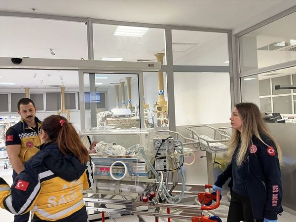 54 Günlük Bebek Ankara'ya Ambulans Uçakla Sevk Edildi
