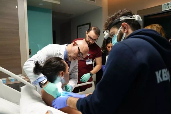 İstanbul'da Başarılı Operasyonla 2 Kiloluk Boyun Tümörü Alındı