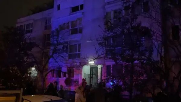 Beşiktaş'ta 4 Katlı Binada Çıkan Yangında 2 Kişi Dumandan Etkilendi