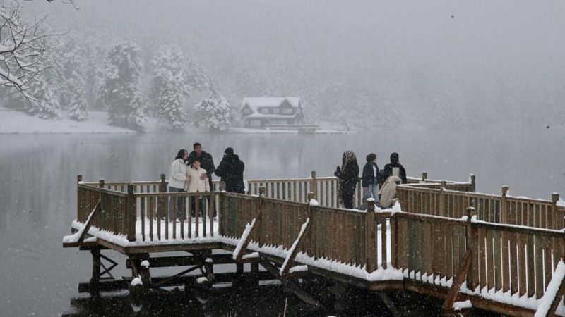 Abant ve Gölcük'te Ramazan Bayramı Tatilini Kar Yağışı Renklendirdi