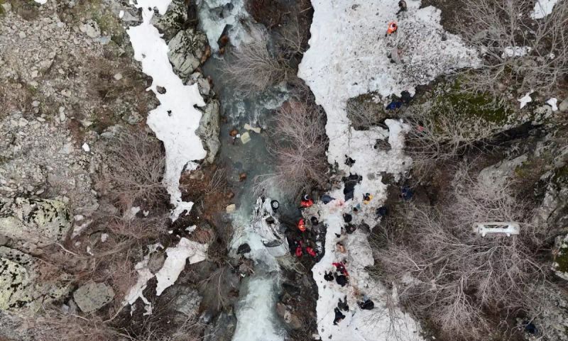 Bitlis'te Dereye Uçan Araçta 3 Kişi Öldü, 5 Yaralı Var