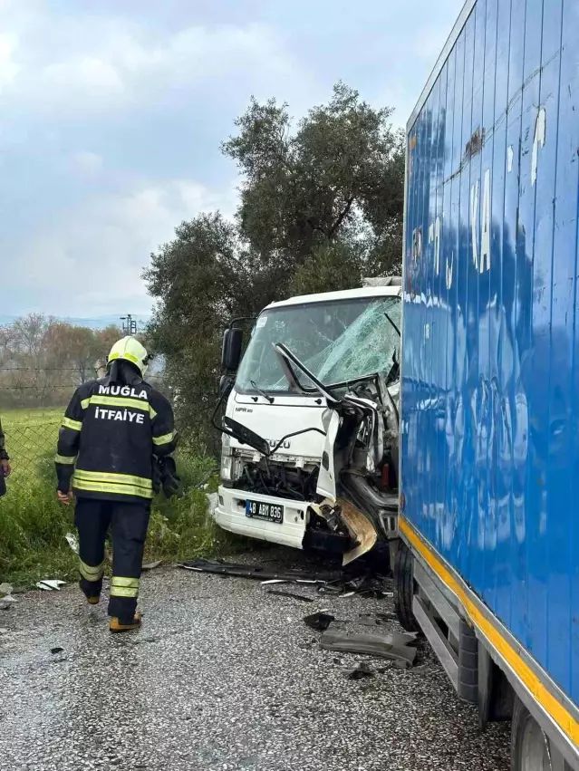 Milas'ta Kamyonetlerin Çarpışması Sonrası Yaralılar Hastaneye Kaldırıldı