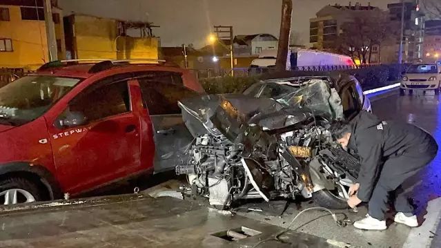 Bursa'da Zincirleme Kazada 3 Sürücü Yaralandı