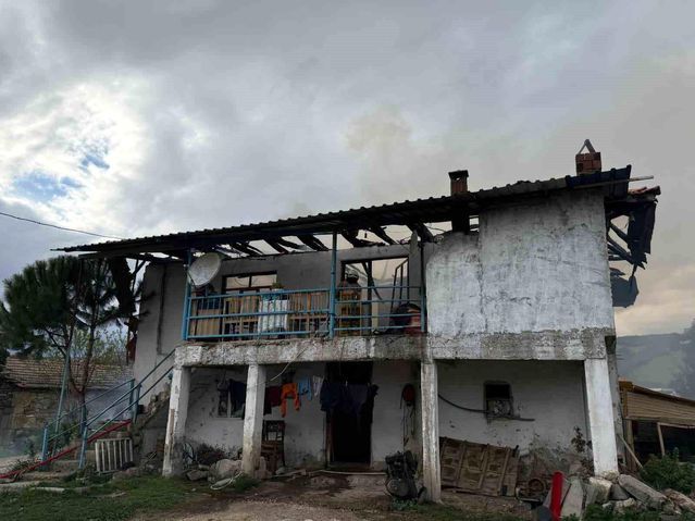 Manisa Selendi'de İki Katlı Evde Çıkan Yangın Korku Yarattı