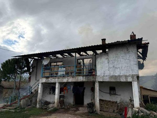 Manisa Selendi'de İki Katlı Evde Çıkan Yangın Korku Yarattı