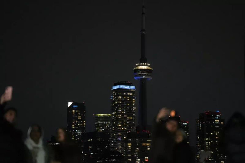 Toronto’daki CN Tower, Earth Hour için ışıklarını kapattı