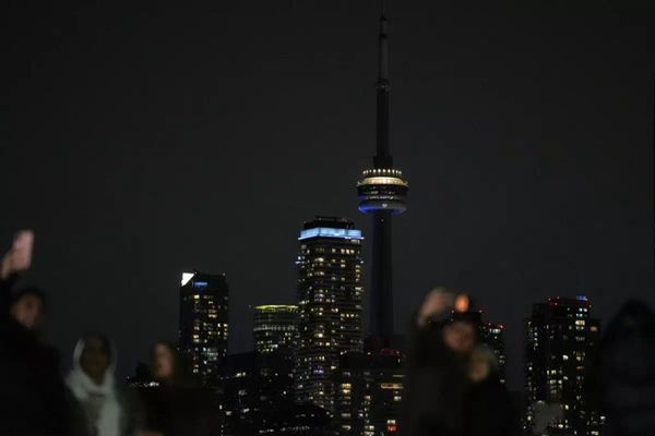 Toronto’daki CN Tower, Earth Hour için ışıklarını kapattı