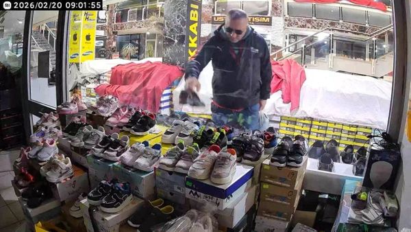 Elazığ'da Ayakkabı Mağazasından Hırsızlık Güvenlik Kamerasında