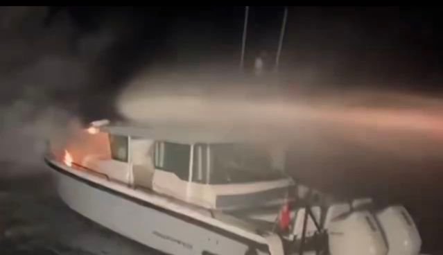 Kadıköy Açıklarında Teknede Çıkan Yangın Kontrol Altına Alındı