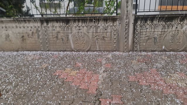 Osmaniye Kadirli'de Ani Dolu Yağışı Cadde ve Sokakları Beyaza Bürüdü