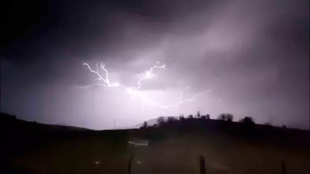 Bolu'da Geceyi Aydınlatan Şimşek ve Sağanak Yağmur Görsel Şölen Yarattı