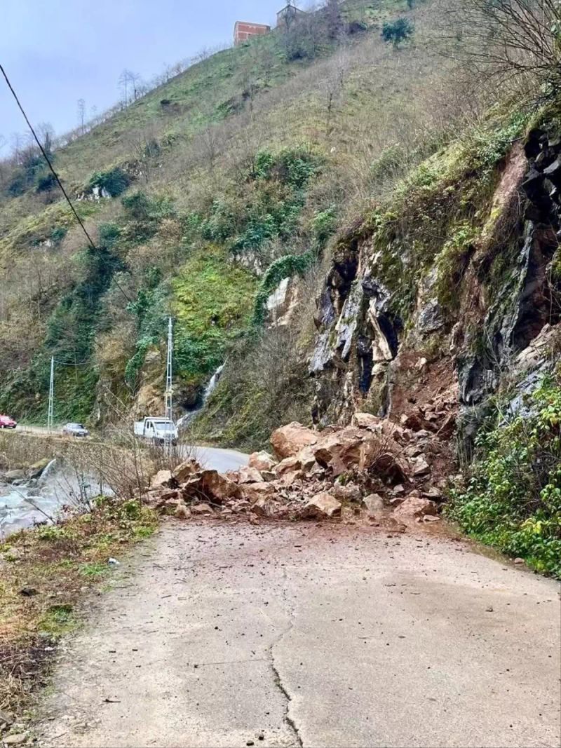 Giresun'da Heyelan Nedeniyle Köy Yollarında Ulaşımda Aksama Yaşandı