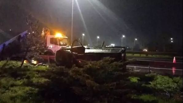 Çekmeköy'de Bariyere Çarpan Araçta 1 Kişi Öldü, 1 Kişi Yaralandı