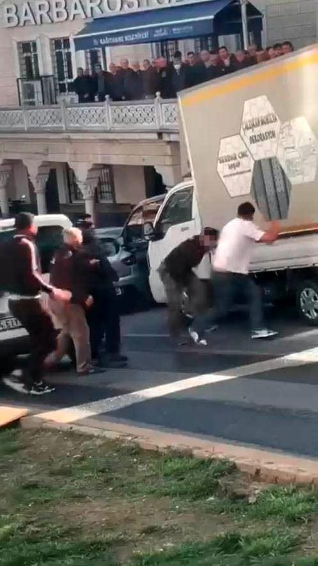 Kağıthane'de Yol Verme Tartışması Bıçaklı Kavgaya Dönüştü