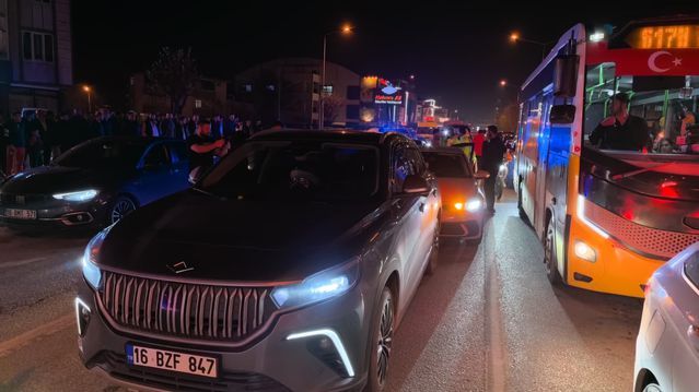 İnegöl'de Zincirleme Trafik Kazasında Yaralılar Müdahaleye Direndi