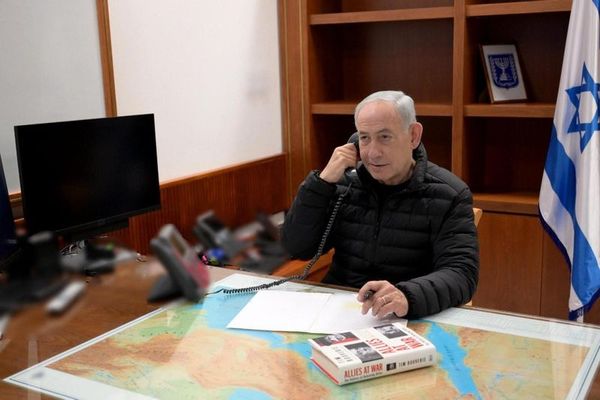 Netanyahu ile Trump Telefonda Görüştü, Masadaki Kitap İlgi Çekti