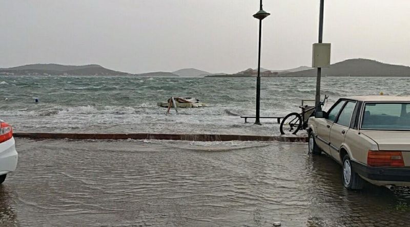 Ayvalık'ta Kuvvetli Fırtına Deniz Taşmasına ve Sokakların Su Altında Kalmasına Neden Oldu