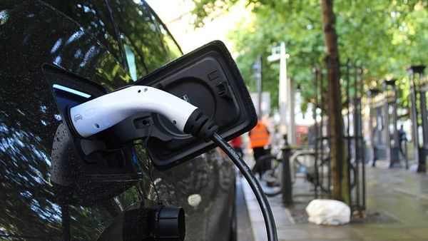 İklim Krizi Elektrikli Araç Bataryalarını Zorluyor: Yeni Teknolojiler Sıcaklığa Dayanabilecek mi?