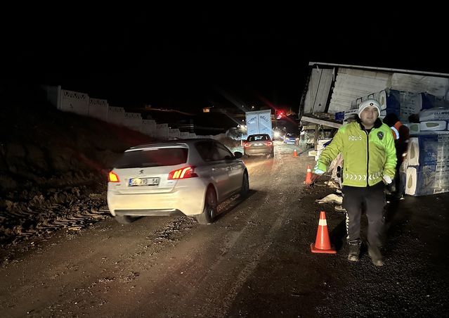 Kırıkkale-Tokat Yolunda Devrilen Tır Nedeniyle Yolun Tek Şeridi Açıldı
