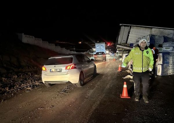 Kırıkkale-Tokat Yolunda Devrilen Tır Nedeniyle Yolun Tek Şeridi Açıldı