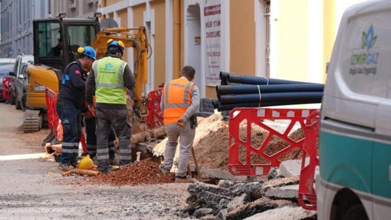 Alsancak'taki Süregelen Altyapı Çalışmaları Esnaf ve Vatandaşı Zorluyor