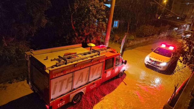 Kadirli'de Sağanak Sonrası Savrun Çayı Taştı, Yaşam Felç Oldu