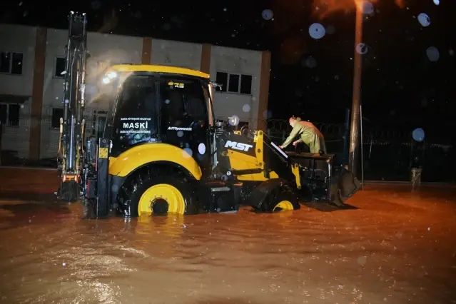 Turgutlu'da Sağanak Yağış Ulaşımı Aksattı