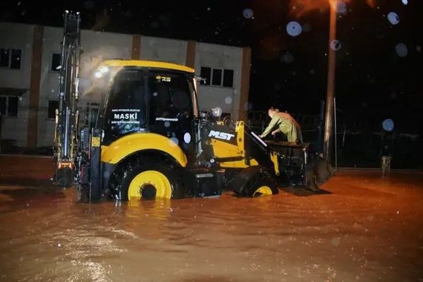 Turgutlu'da Sağanak Yağış Ulaşımı Aksattı