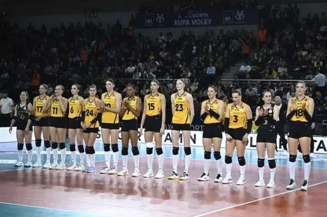 Bakan Osman Aşkın Bak, 2026 Kadınlar AXA Sigorta Kupa Voley Şampiyonu V. Bank'ı Kutladı